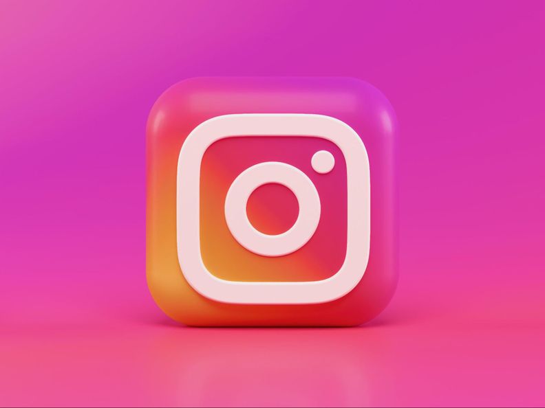 Pembe bir arkaplan üzerinde Instagram logosunun üç boyutlu görüntüsü