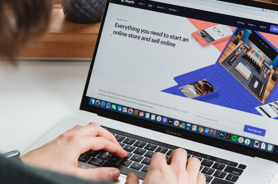 Toptan kıyafet alıp satmak için e-ticaret altyapı sağlayıcısı kullanan bir kadın 