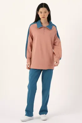 Toptan mavi pembe eşofman takımı giymiş kadın