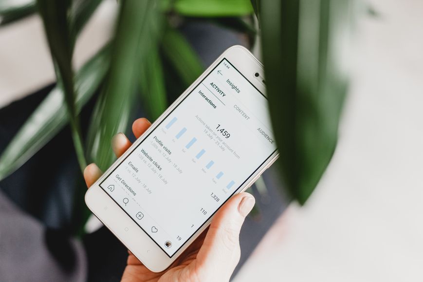 Eine Person, die ein Telefon in der Hand hält und ihre Instagram-Erkenntnisse zeigt.
