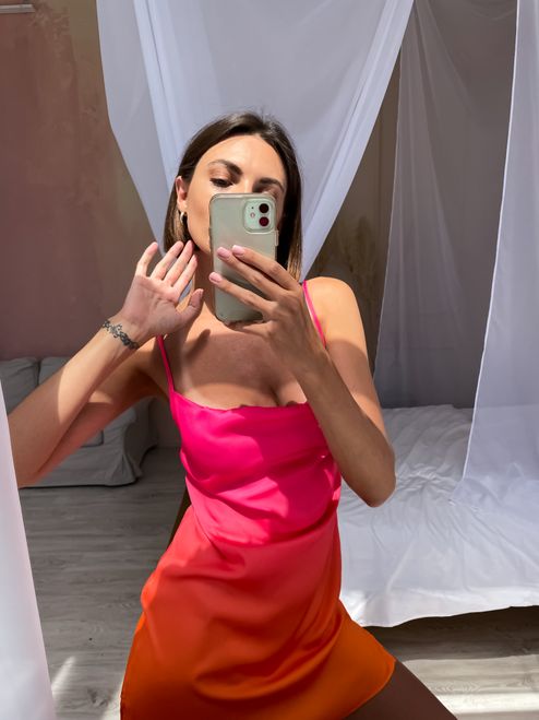 Una modelo contratada posando con un vestido 