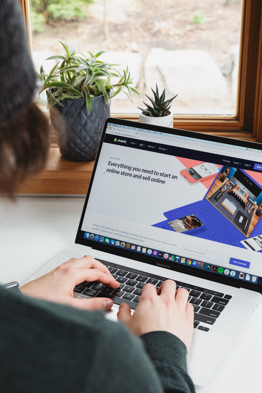 Een man die wil leren hoe hij een online boetiek kan starten zonder geld