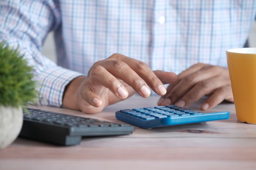 Een man die zijn budget voor zijn winkel berekent