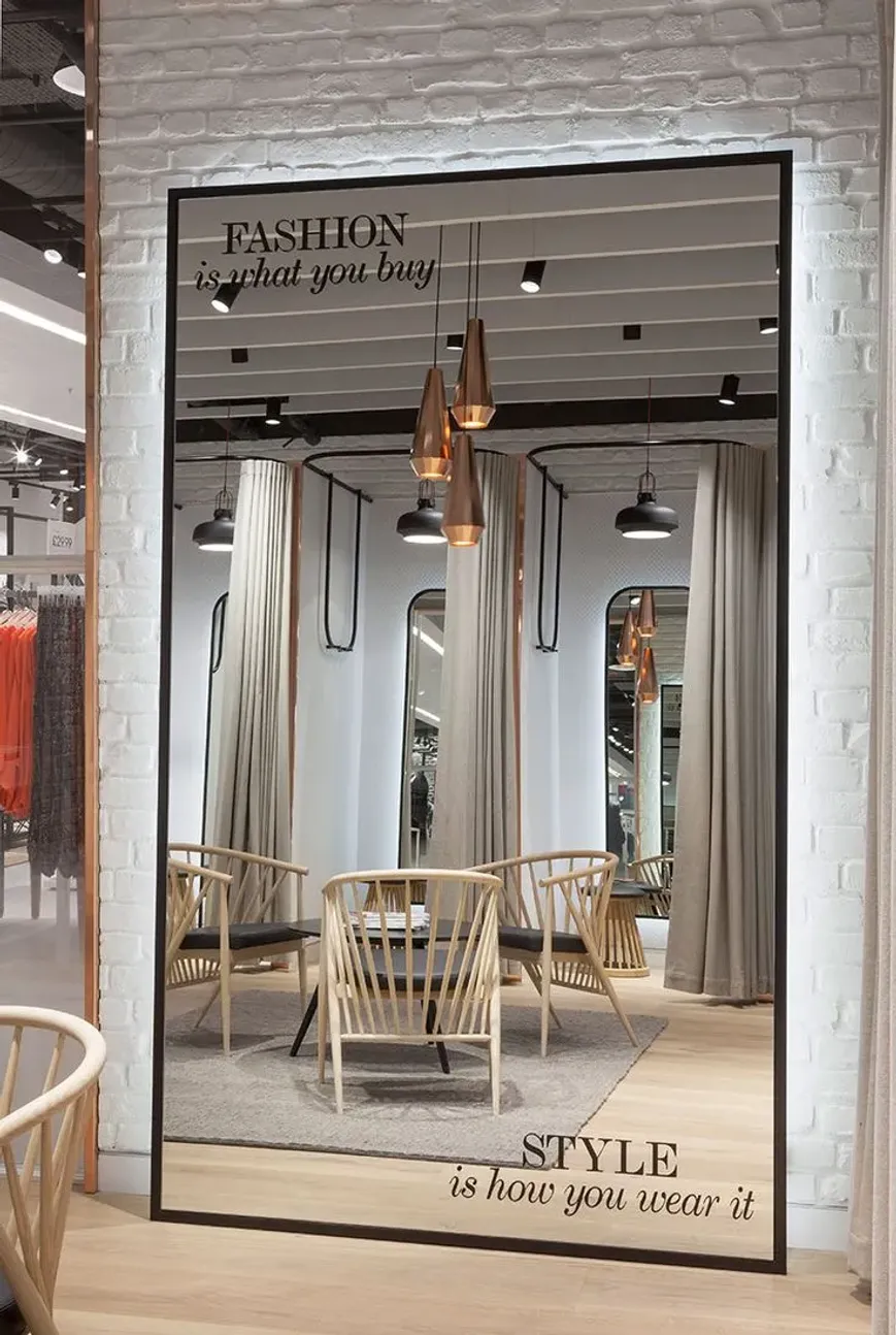 üzerinde yazı yazan bir aynanın bulunduğu butik mağaza içi