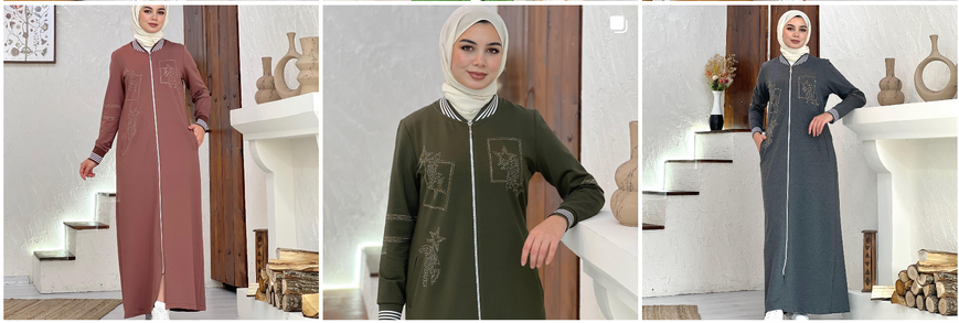 Donna che indossa tre diversi colori di abaya sportivi all'ingrosso.