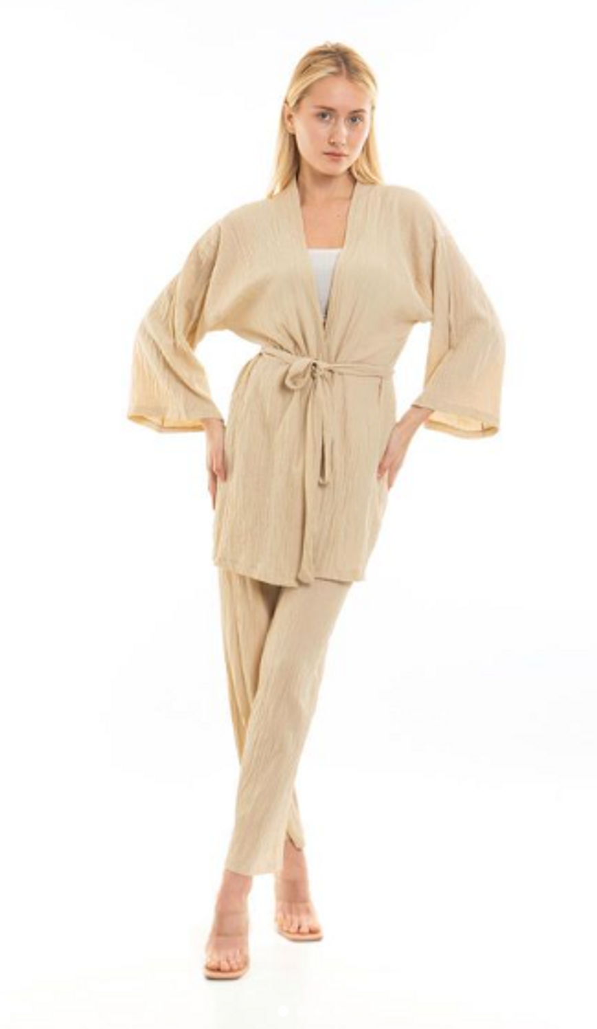 Günlin's Fashion'ın bej tonlu kimono ve toptan pantolon kombini