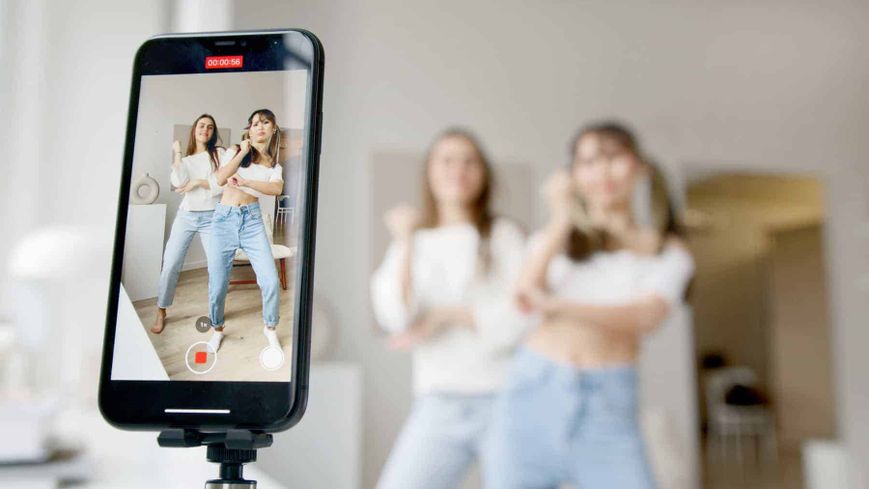 Butiklere özel Instagram etkileşim artırmada giyim ürünü tanıtan Reels videosu kullanımı