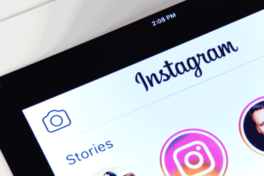 Instagram'da etkileşimi artırmak için hediye duyurularının paylaşımında hikayelerin kullanımını ifade eden görsel