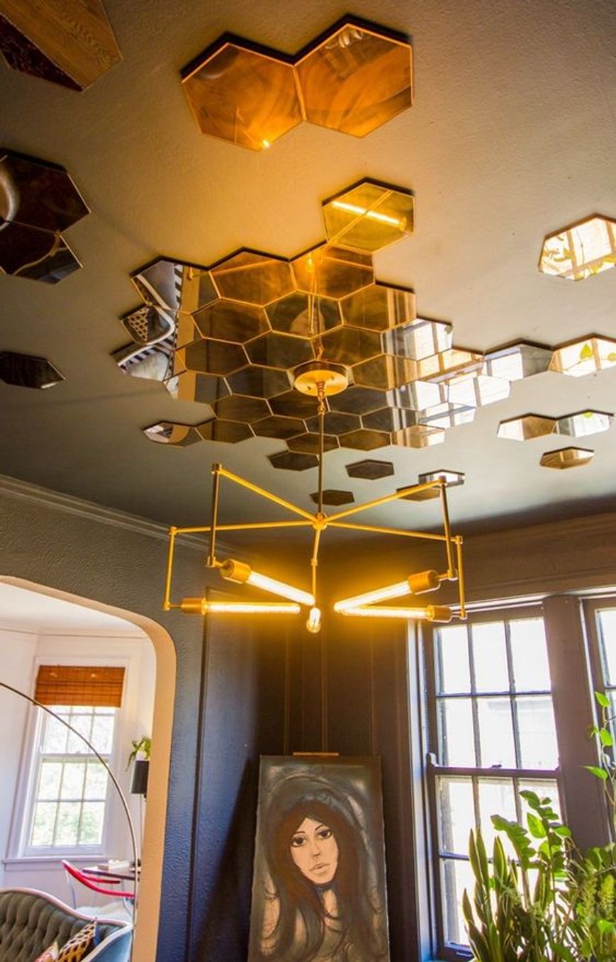 Un soffitto a specchio a forma di esagono per far sembrare più grande un piccolo negozio