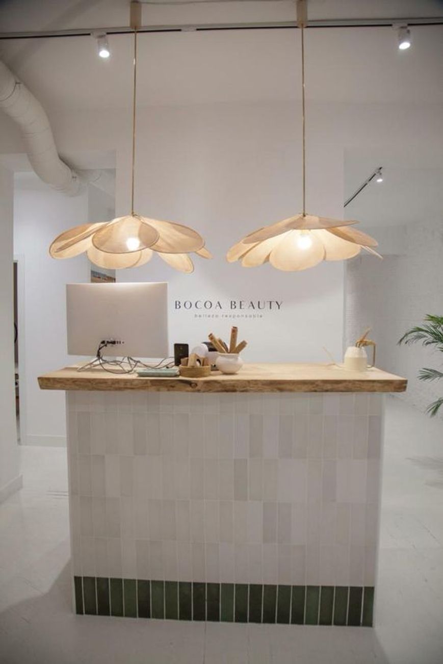 Una reception elegante e piccola con due lampade a sospensione in una piccola boutique di abbigliamento, idee di interior design
