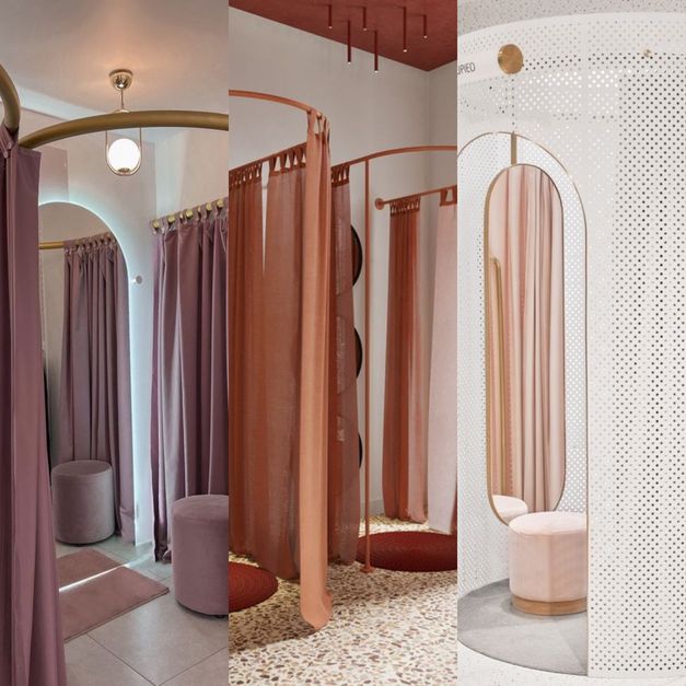 Tre camerini in tende viola, arancioni e bianche con specchi pieni per l'interior design di piccole boutique di abbigliamento 