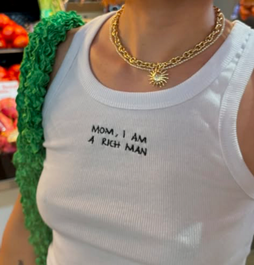 Üzerine baskı yapılmış basic bir crop top