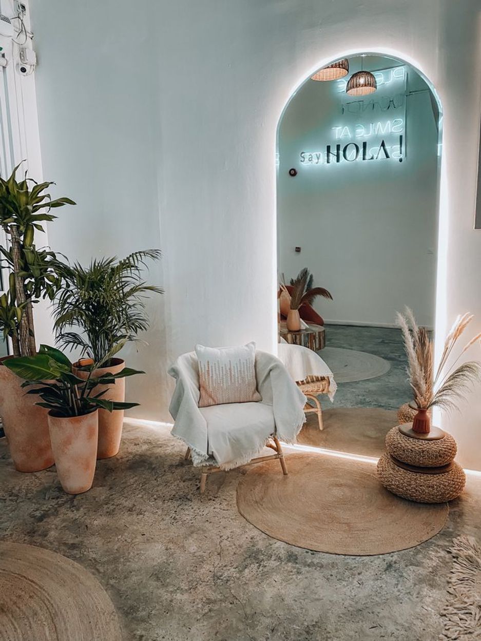 Aynalı, bitkili, modern bir ortam ve logonun görülebildiği Instagram'a layık bir köşe sunan çağdaş tasarımlı iç mekan