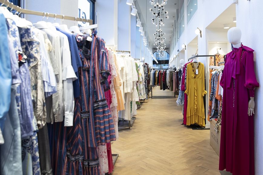 Pek çok renk ve farklı modelde elbiseye ulaşabileceğiniz elbise toptancılarından bir sergi