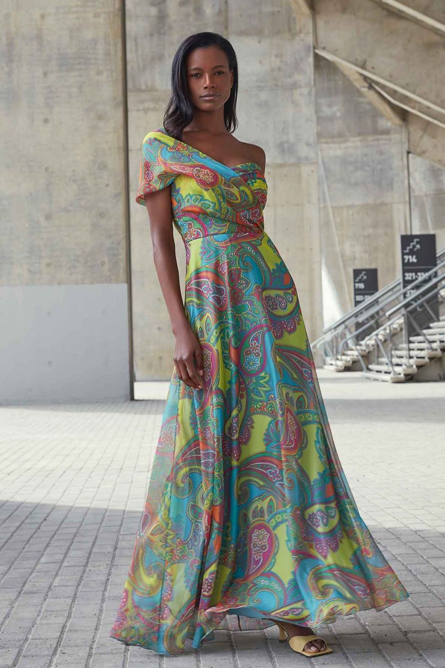 İstanbul’un mozaik kültürel dokusunu ürünlerinde yansıtan Explosion’dan tek omuzlu elbise modeli