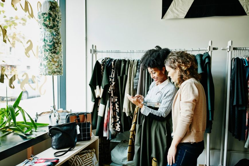 butik mağazasında ne kadar ürün alacaklarını hesaplayan iki kadın