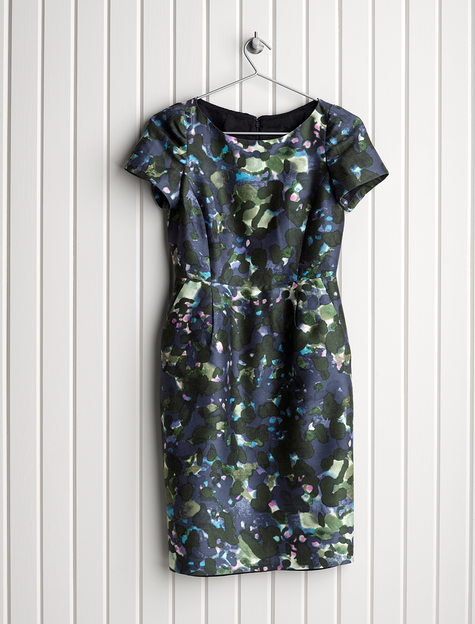 Un vestido en una percha para 