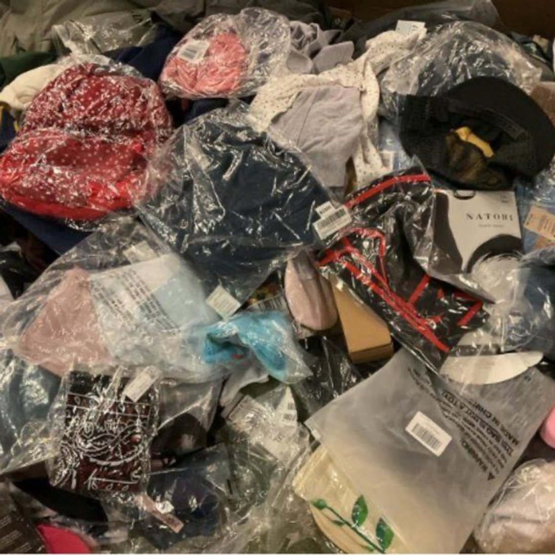 Toptan kıyafetler paketli bir şekilde toptancı deposunda