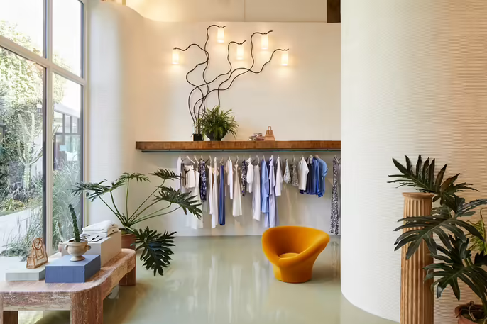  Een winkelinterieur met boomversieringen en spotverlichting