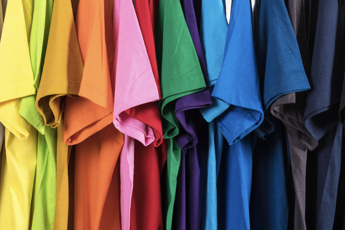 Eenvoudige kleurrijke blanco T-shirts in bulk weergegeven in groothandelsverkoper