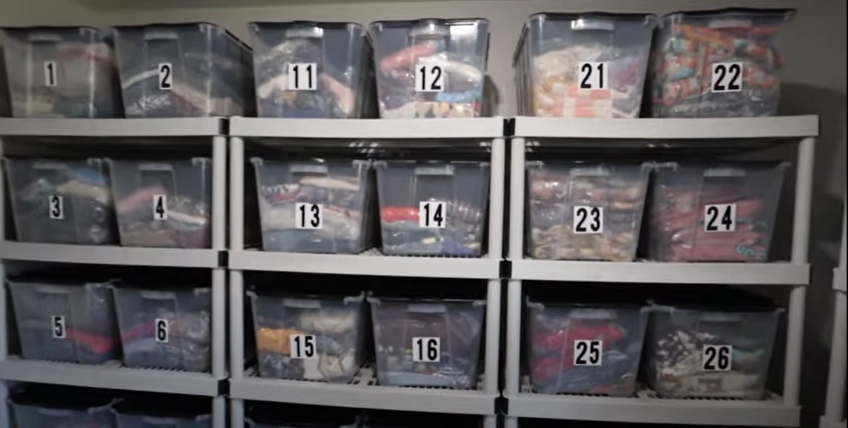Pakketten opgeslagen in de inventaris met de juiste etikettering
