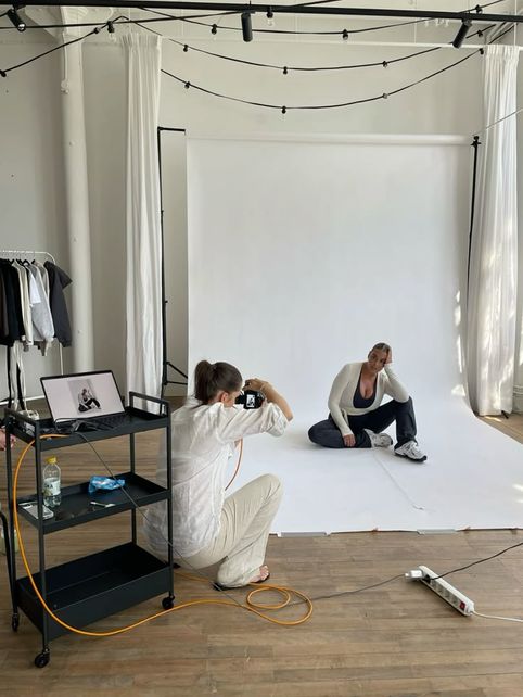 Eigenaar van een online boetiek fotografeert een model voor haar Instagram-boetiekpagina