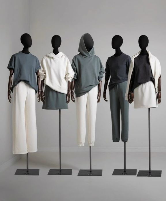 Mannequins in dameskleding. display Voorbeeld van online winkelboetieks die kleding in de groothandel kopen 
