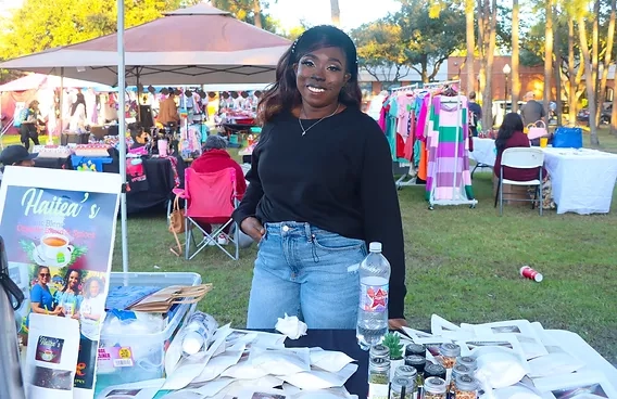 Eigenaar van een pop-upwinkel in Tiffany Popup Market
