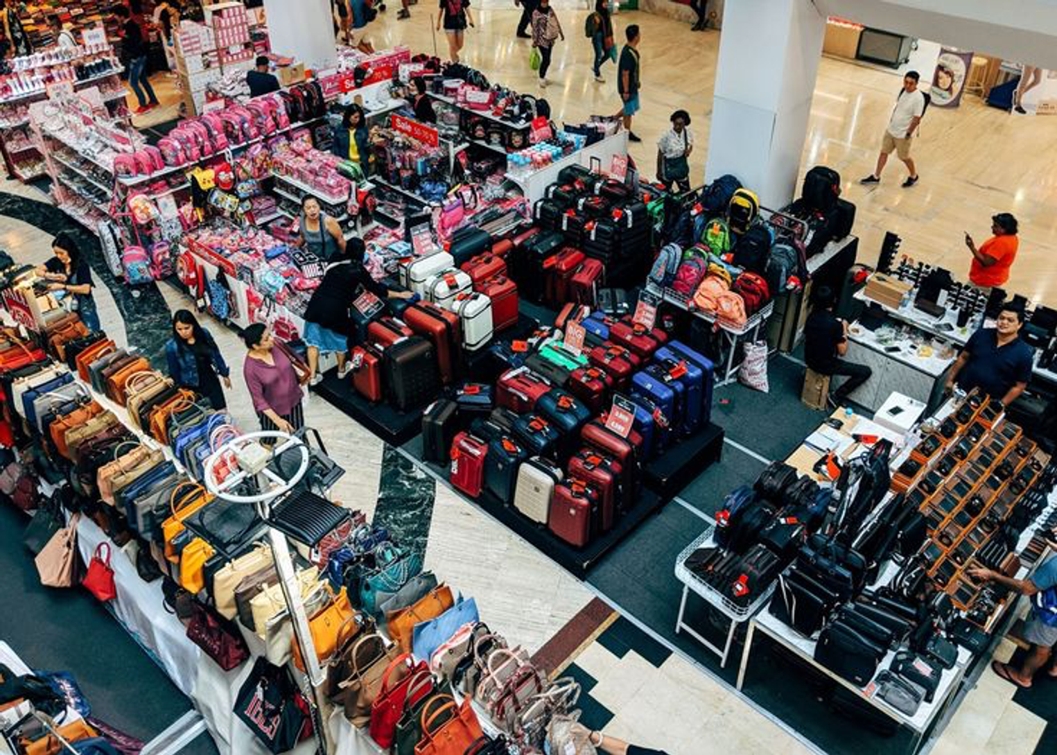 Der Großhändler zeigt seine Taschen für Großeinkäufe