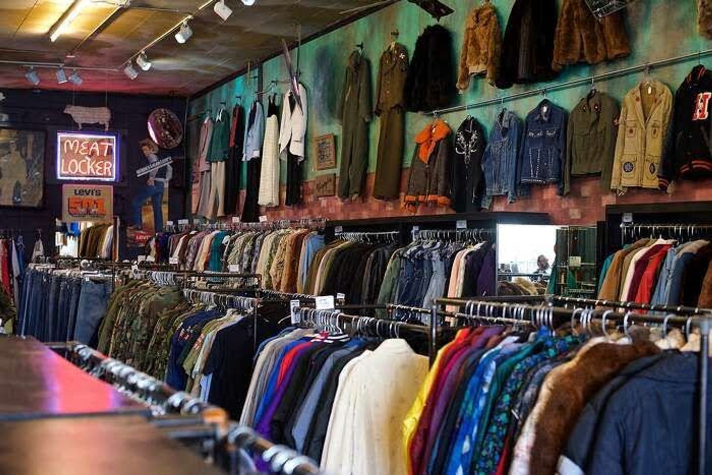 Diferentes tipos de ropa en una boutique