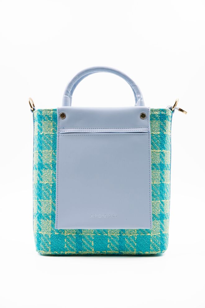 ARON Atelier حقيبة كتف نسائية من سلسلة فالنتينا المخصصة باللون الأزرق الفاتح بتفاصيل منقوشة ملابس بالجملة 0