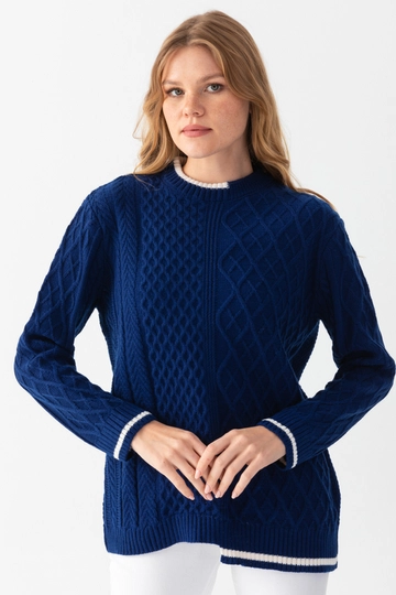 Una modella di abbigliamento all'ingrosso indossa  Maglione In Maglia Fantasia
, vendita all'ingrosso turca di Maglione di Ajour Triko