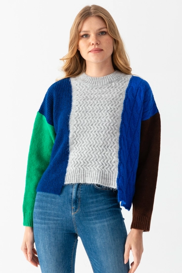 Ein Bekleidungsmodell aus dem Großhandel trägt  Crop-Pullover Mit Farbblockdesign
, türkischer Großhandel Pullover von Ajour Triko