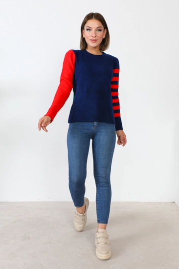 A wholesale clothing model wears  Block Patterned Navy Blue Knitwear Blouse
, Turkish wholesale Sweater of Ajour Triko