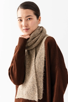 Ένα μοντέλο χονδρικής πώλησης ρούχων φοράει ajo10057-kirchli-women's-scarf, τούρκικο Κασκόλ χονδρικής πώλησης από Ajour Triko