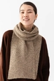 Bir model,  toptan giyim markasının ajo10057-kirchli-women's-scarf toptan  ürününü sergiliyor.