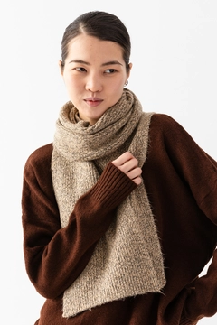 Ένα μοντέλο χονδρικής πώλησης ρούχων φοράει ajo10057-kirchli-women's-scarf, τούρκικο Κασκόλ χονδρικής πώλησης από Ajour Triko