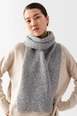 Bir model,  toptan giyim markasının ajo10059-kirchli-women's-scarf toptan  ürününü sergiliyor.