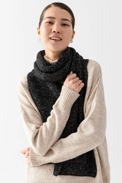 Bir model, Ajour Triko toptan giyim markasının ajo10061-kirchli-women's-scarf toptan Atkı ürününü sergiliyor.