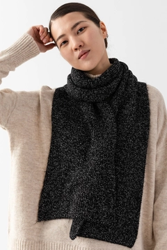 Ένα μοντέλο χονδρικής πώλησης ρούχων φοράει ajo10061-kirchli-women's-scarf, τούρκικο Κασκόλ χονδρικής πώλησης από Ajour Triko