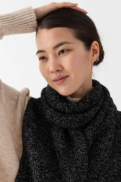 Bir model, Ajour Triko toptan giyim markasının ajo10061-kirchli-women's-scarf toptan Atkı ürününü sergiliyor.