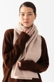 Bir model,  toptan giyim markasının ajo10062-kirchli-women's-scarf toptan  ürününü sergiliyor.