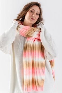 Una modella di abbigliamento all'ingrosso indossa ajo10016-striped-multicolored-scarf, vendita all'ingrosso turca di Sciarpa di Ajour Triko