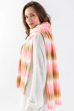 Een kledingmodel uit de groothandel draagt ajo10016-striped-multicolored-scarf, Turkse groothandel Sjaal van Ajour Triko