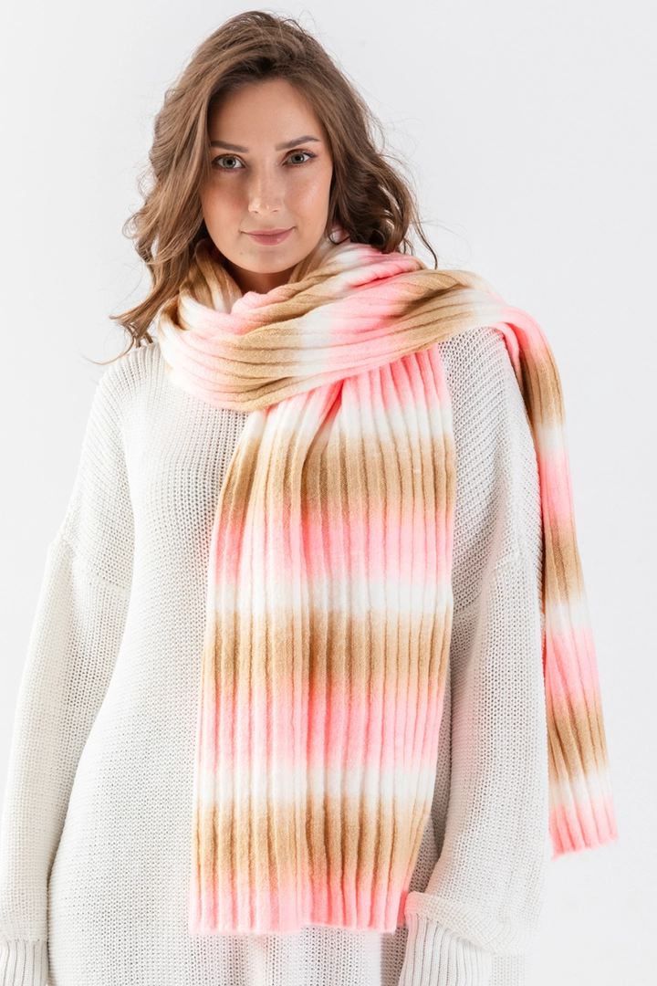 Una modelo de ropa al por mayor lleva ajo10016-striped-multicolored-scarf, Pañuelo turco al por mayor de Ajour Triko