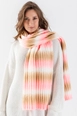 Una modelo de ropa al por mayor lleva ajo10016-striped-multicolored-scarf,  turco al por mayor de 