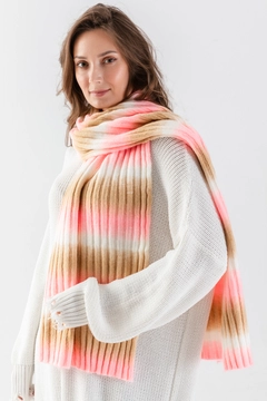 Una modelo de ropa al por mayor lleva ajo10016-striped-multicolored-scarf, Pañuelo turco al por mayor de Ajour Triko