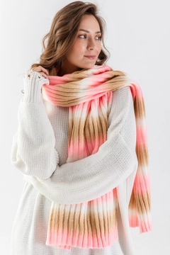 Bir model, Ajour Triko toptan giyim markasının ajo10016-striped-multicolored-scarf toptan Atkı ürününü sergiliyor.