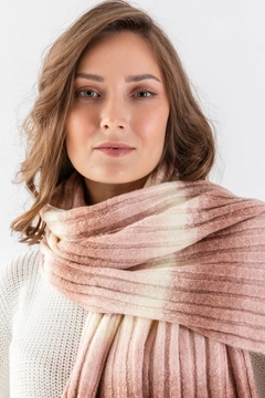 Una modelo de ropa al por mayor lleva ajo10017-striped-multicolored-scarf, Pañuelo turco al por mayor de Ajour Triko