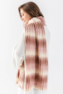 Un mannequin de vêtements en gros porte ajo10017-striped-multicolored-scarf, Écharpe en gros de Ajour Triko en provenance de Turquie
